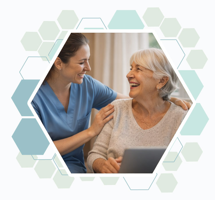 Autonomie : une senior souriante et son aide à domicile