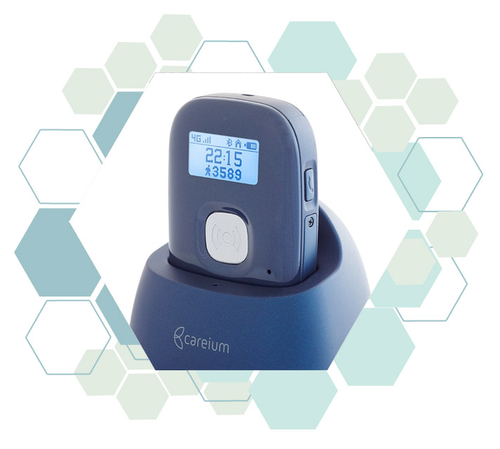 Un boitier GPS de téléassistance mobile sur sa base de recharge.