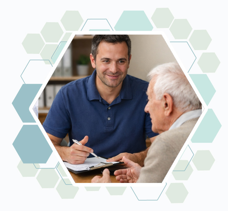 Aide à domicile, senior dans un bureau d'association prestataire ou mandataire