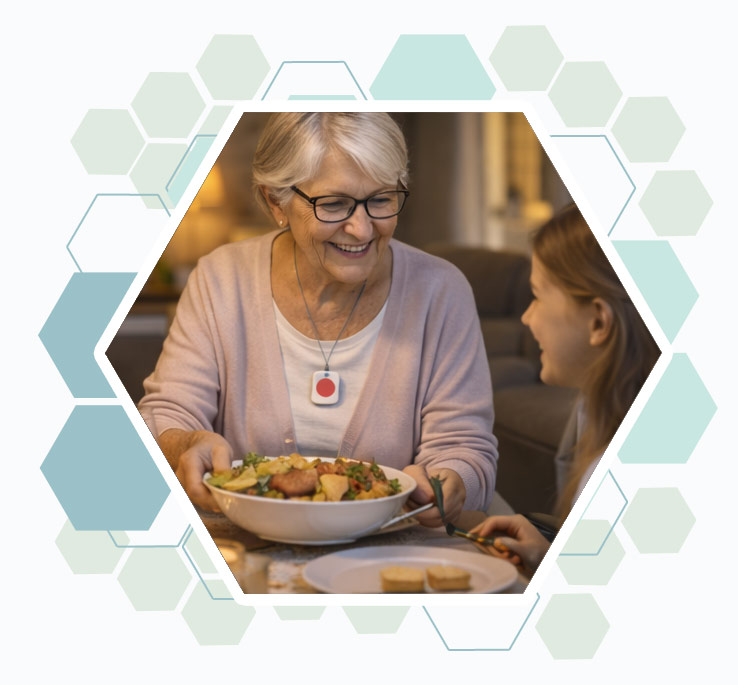 mamie Senior avec une pendentif de téléassistance servant un plat à sa petite fille