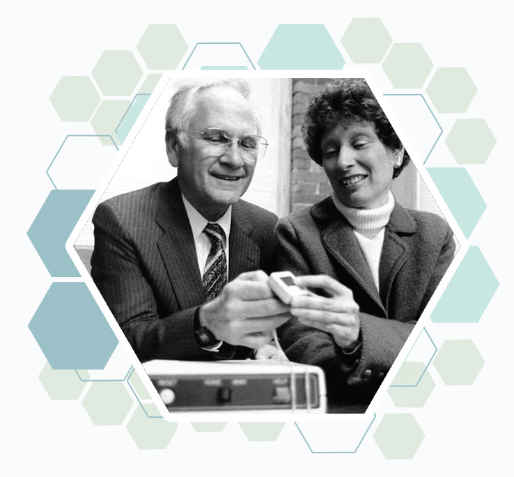 Le docteur Andrew Dibner et son épouse présentant leur boitier d'alerte pour seniors et personnes vivant seuls.