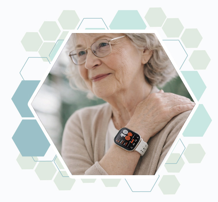 Dame senior portant une montre connectée Amazfit Bip.