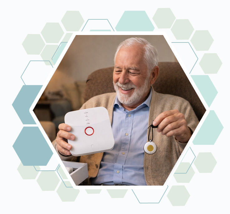 senior faisant un unboxing d'un matériel de téléassistance