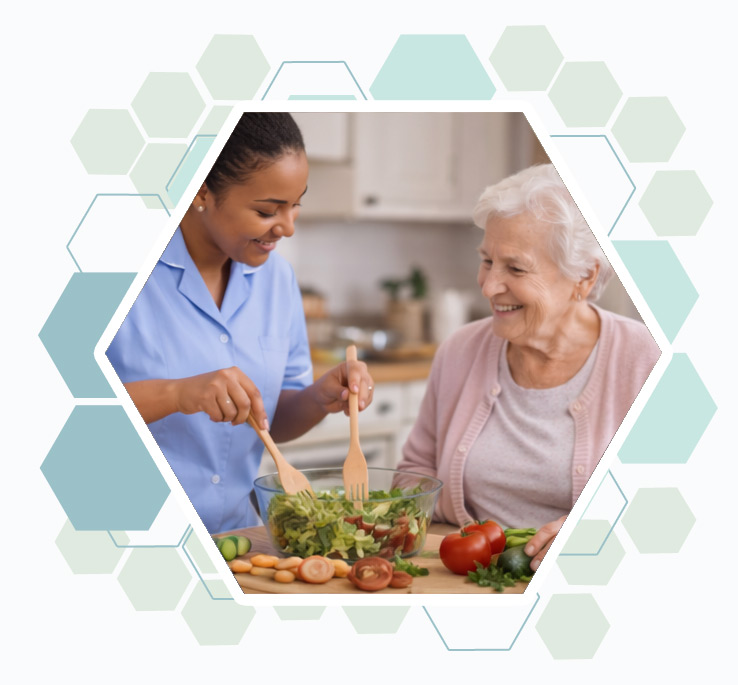 Aide à domicile préparant un repas pour une dame senior.