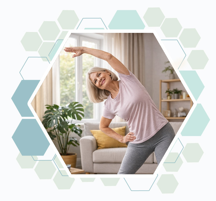 Dame senior faisant de l'exercice à domicile