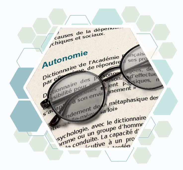 Page de dictionnaire sur l'autonomie avec des lunettes de vue posées dessus - Glossaire sur l'autonomie à domicile
