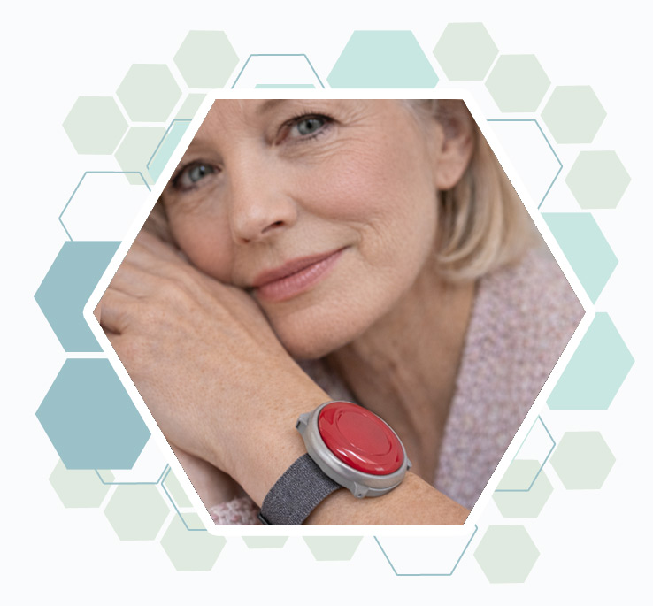 Portrait d'une dame senior avec un bracelet de téléassistance -