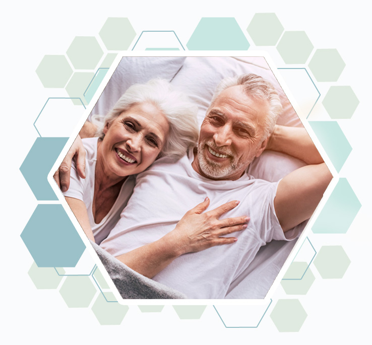 Couple de seniors épanouis pour illustrer le maintien à domicile réussie.